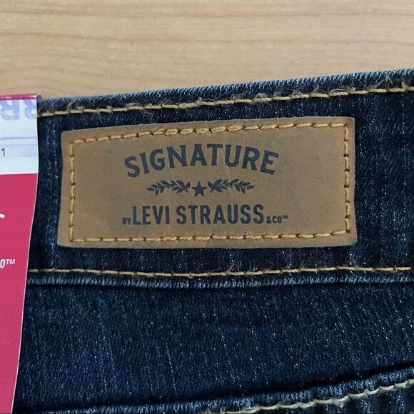 NWT Gorgeous Levi's Signature Sz 22 Modern Boot Cut Jeans Dark Blue Denim - Picture 10 of 16